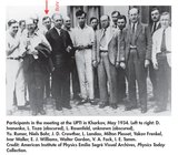 Международная конференция в Харькове в мае 1934 г. Слева от Нильса Бора под красной стрелкой - Ганс Гельман, а слева от него Юрий Румер.