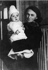 Жена Гельмана Виктория Бернштейн с сыном Гансом-младшим в 1930 году.
