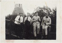  Групповое фото (слева направо): В. Андерсон, А. Древин, К. Вейдеман, Г. Клуцис. 1920-е гг 